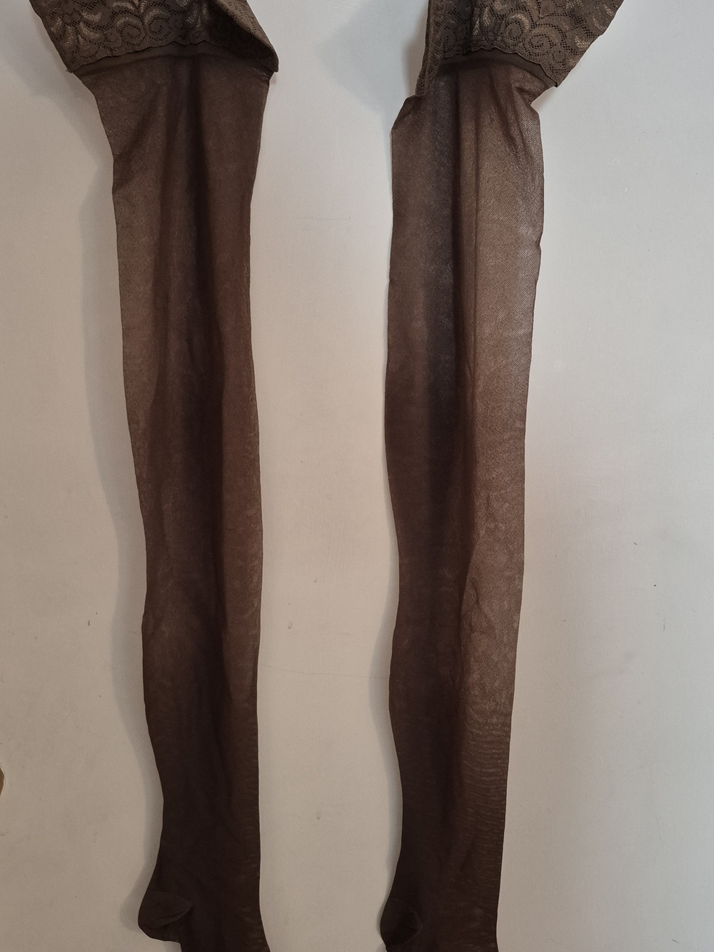 Stockings of compression self-adhesive with wide band adhesive strong